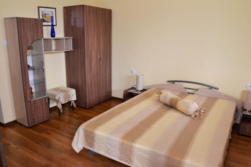 Park Hotel Djevana Gorna Oryakhovitsa Rom bilde